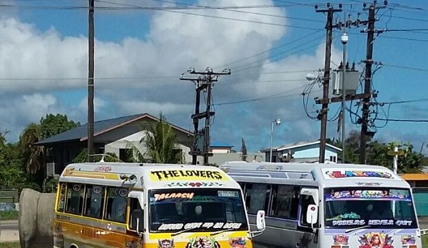 Dief pakt lijnbus om te vluchten van buren - Loop Suriname